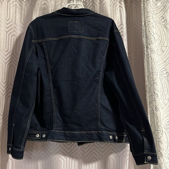 Levi’s Trucker Jacket in Dark Wash - Picture 3 of 11